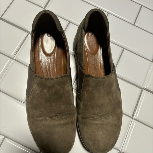 Clarks Un Adorn Step Unstructured Leather Slip-on - Picture 10 of 12